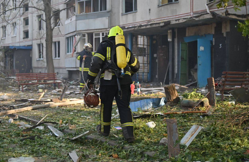 Зруйновано під'їзд, під завалами є люди: моторошні подробиці удару по Харкову 